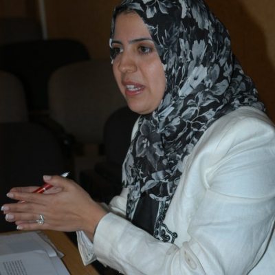 SANAE CHAIRI (Tánger 1975). Es profesora investigadora en la Facultad de Letras y Ciencias Humanas de Mohammedia (Marres). Es también autora de cuentos cortos, conferenciante y traductora.